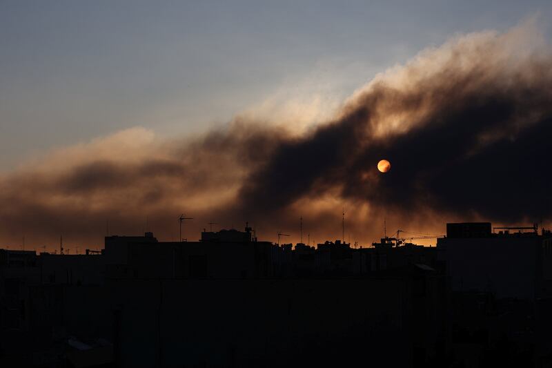 2026년 3월 3일, 이란 테헤란에서 이스라엘과 미국이 이란을 공습한 후 폭발로 인해 연기가 피어오르고 있다.