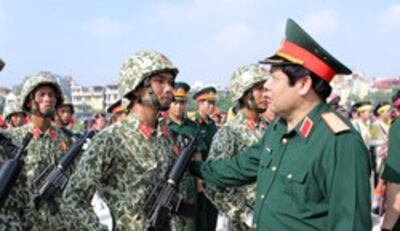 Bộ trưởng quốc phòng Việt Nam Phùng Quang Thanh thị sát hợp luyện diễu binh bộ đội đặc công. Photo courtesy of Datviet.