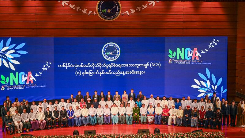 ၂၀၂၃ ခုနှစ် အောက်တိုဘာလ ၁၅ ရက်နေ့က နေပြည်တော်တွင် ပြုလုပ်သည့် တစ်နိုင်ငံလုံး အပစ်အခတ်ရပ်စဲရေး သဘောတူစာချုပ် (NCA) ရှစ်နှစ်မြောက် အခမ်းအနားကို တက်ရောက်လာသူတွေများအား တွေ့ရစဉ်။(Photo : AFP)