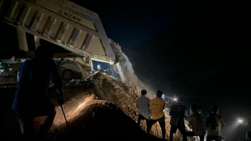 ဖားကန့်ဒေသ ကျောက်စိမ်းလုပ်ကွက်တစ်ခုရှိ စွန့်ပစ်မြေစာပုံတွင် ရေမဆေးကျောက် ရှာဖွေတူးဖော်နေသူအချို့အား ၂၀၂၃ ခုနှစ်၊ မေလ ၁၈ ရက်နေ့က တွေ့ရစဉ်။ (Photo: RFA)