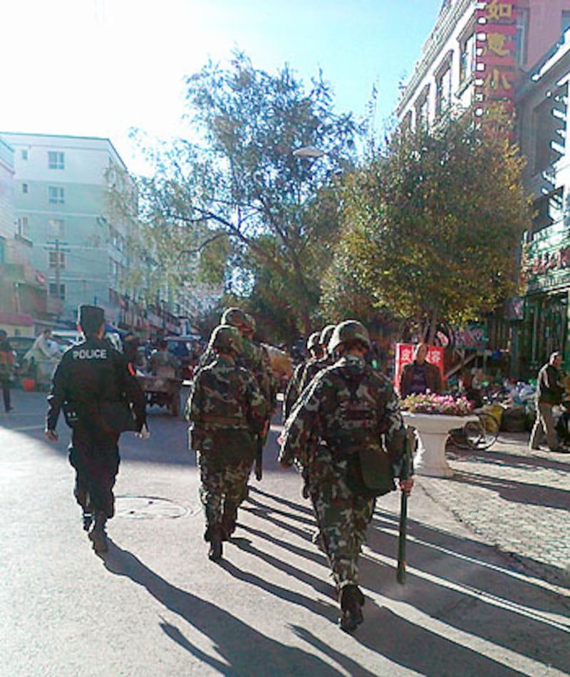 烏魯木齊加強十八大前的安保措施,上週街上已有一隊隊民兵及特警持械巡邏。(照片由現場人士提供)