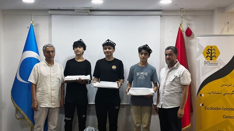 2024-يىلى 7-ئاينىڭ 17-كۈنى ئىستانبۇلدا ئۆتكۈزۈلگەن تولۇق ئوتتۇرا مەكتەپ ئىمتىھاندا يۇقىرى نومۇر ئالغان ئۇيغۇر ئوقۇغۇچىلارنى ئۈمىد مۇكاپاتى بىلەن مۇكاپاتلاش مۇراسىمىدىن كۆرۈنۈشلەر. 2024-يىلى 17-ئىيۇل، ئىستانبۇل