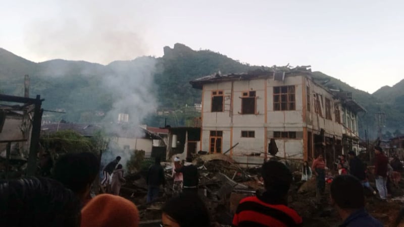လေကြောင်းပစ်ခတ်မှုကြောင့် ပျက်စီးသွားသည့် မန္တလေးတိုင်း၊ မိုးကုတ်မြို့၊ လယ်ဦးရပ်ကွက်ရှိ နေအိမ်အချို့ကို ၂၀၂၄ ခုနှစ်၊ နိုဝင်ဘာလ ၁၂ ရက်နေ့က တွေ့ရစဉ်။ (Citizen Photo)
