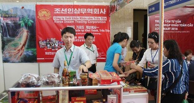 하노이에서 개막한 베트남 최대 종합전시회(엑스포)에서 북한이 고려인삼과 인삼차 등 건강식품을 홍보하며 판매하고 있다. 북한은 작년에 이어 올해도 전시장에 홍보부스 2개를 설치했다.