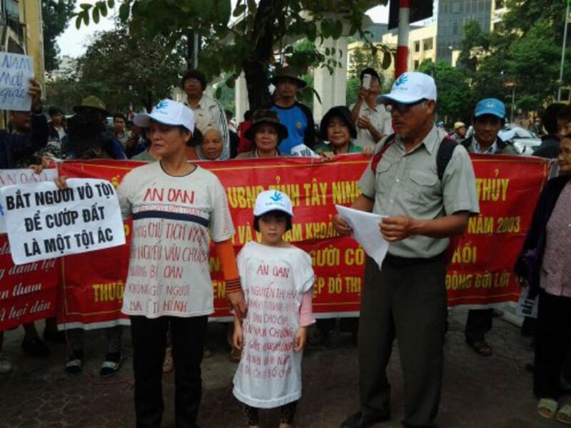 Cháu Nguyễn Thị Thanh Hải con gái của tử tù Nguyễn Văn Chưởng, khi bố bị bắt còn đang nằm trong bụng mẹ, lớn lên đi đi kêu oan cho bố.