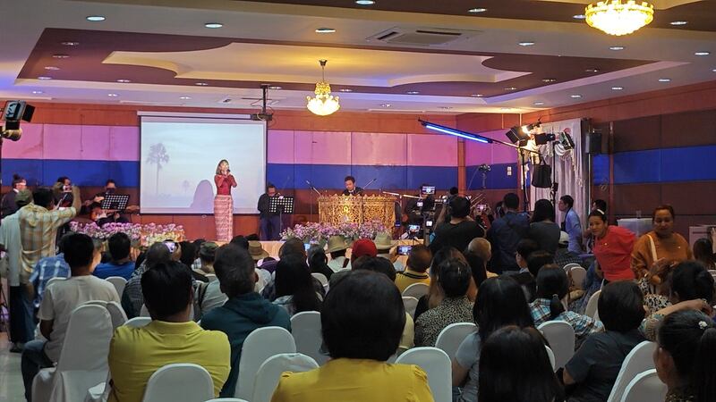 ထိုင်းနိုင်ငံ၊ မဲဆောက်မြို့တွင် ကျင်းပသည့် အဝေးရောက်ဧရာဝတီအသင်း (Overseas Irrawaddy Association –OIA) ရဲ့ ၁၉ နှစ်ပြည့် အခမ်းအနား မြင်ကွင်းတစ်ခု။ (Photo: RFA)