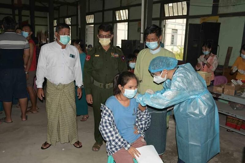 မန္တလေးမြို့မှာ ကျောင်းသူကျောင်းသားများကို ၂၀၂၁ အောက်တိုဘာ ၁၇ ရက်နေ့တွင် စစ်ကောင်စီက ကိုဗစ်ကာကွယ်ဆေးထိုးပေးနေစဥ် (ဓါတ်ပုံ - ပြန်/ဆက်)