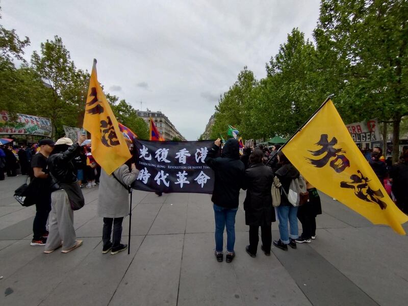 5月5日下午，在巴黎的香港人等抗議到訪的習近平。（抗議者提供）