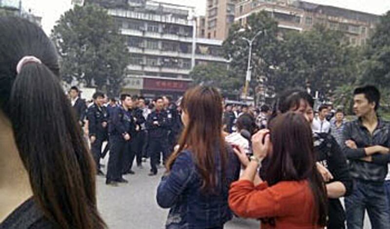 現場群眾愈來愈多,大批武警到場驅散。(相片由居民林先生提供)