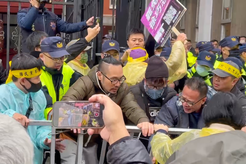示威者推倒警方隔離護欄企圖衝進立法院。(民眾提供)
