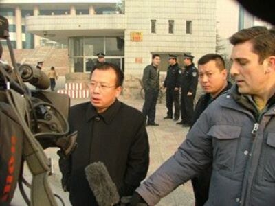 图片：结石维权联盟负责人赵连海在石家庄法院外，向美国记者表达家长们的诉求。（志愿者提供）