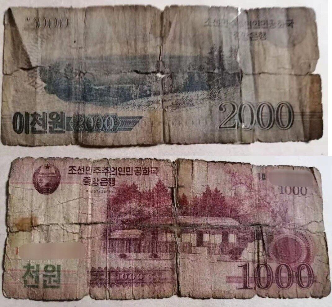 사진은 함경북도 소식통으로부터 입수한 요즘 북한에서 통용되고 있는 내화지폐로 심하게 훼손된 상태다. 앞서 국정원은 2021년 10월 북한중앙은행이 북한화폐 발행에 필요한 조폐용지와 특수잉크 수입이 중단돼서 돈을 찍어내지 못 하고 있다고 국회에 보고했다.