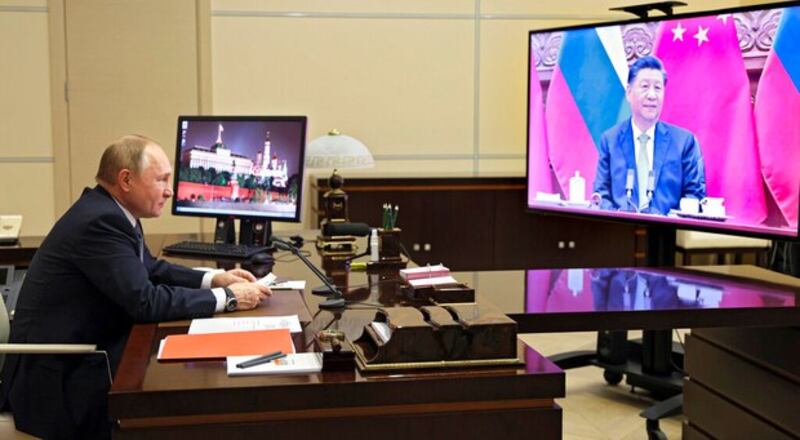 رۇسىيە پرېزىدېنتى ۋىلادىمىر پۇتىن خىتاي رەئىسى شى جىنپىڭ بىلەن تور ئارقىلىق سۆھبەتتە. 2021-يىلى 15-دېكابىر، موسكۋا.