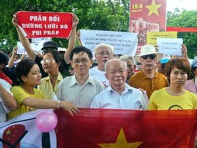 Giáo sư Nguyễn Huệ Chi và Nhà văn Nguyên Ngọc trong đoàn biểu tình chống Trung Quốc