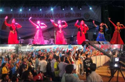 Uyghur-usulchilar-sehnide-we-tamashibinlargha-tolghan-meydan-305