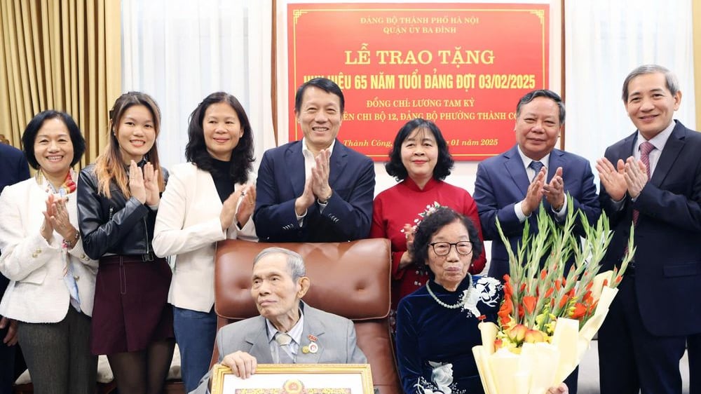 Bí thư Hà Nội trao huy hiệu cho ông Lương Tam Kỳ, với sự có mặt của Đại tướng Lương Tam Quang.