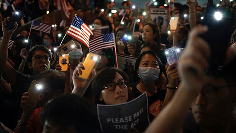 香港民众2019年10月14日上街抗议，其中有人举牌要求美国通过《香港人权民主法案》。（美联社）