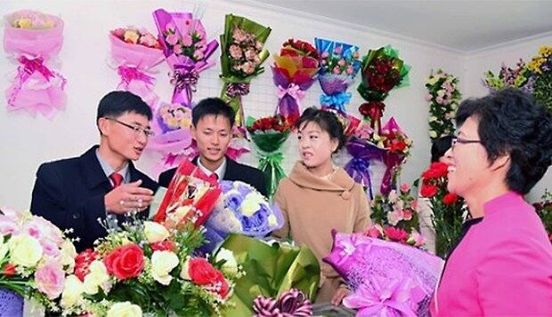 평양 주민이 어머니날 선물로 화장품과 꽃을 사려고 상가와 상점을 찾은 모습.