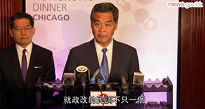 2015年6月11日，正在外訪的特首梁振英表示，政府、市民和議員可以兼聽，可參考不同民調結果，任何派別都沒有需要綑綁或被綑綁投票。(香港政府新聞網截圖)