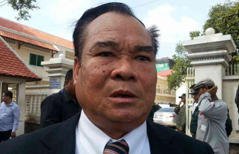 លោក ហូរ វ៉ាន់ តំណាងរាស្ត្រ​បក្ស​សង្គ្រោះ​ជាតិ​មណ្ឌល​ភ្នំពេញ​ នៅ​មុខ​តុលាការ​សាលាឧទ្ធរណ៍ នៅ​ព្រឹក​ថ្ងៃ​សុក្រ​ទី ២២ សីហា​ ឆ្នាំ២០១៤។ 