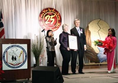 Mayor Annise Parker và thầy HiệuTrưởng Nguyễn Lâm Viên
