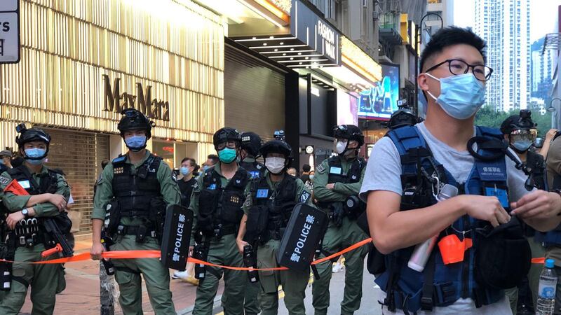 警察闹市随意截差途人、记者。（邓颖韬拍摄）