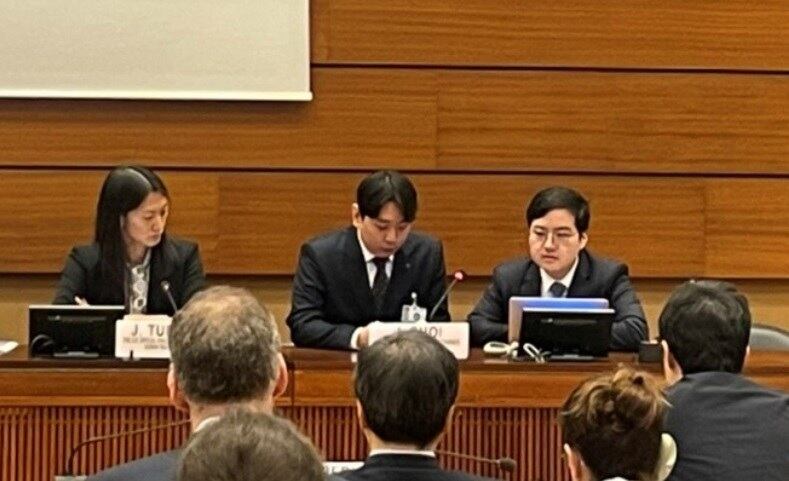 억류자 최춘길 선교사의 아들 진영(가운데)씨가 지난 3월 제네바에서 열린 주제네바 대한민국 대표부의 행사에서 억류자 문제에 대한 국제사회의 관심과 지원을 호소하고 있다. [통일부 제공]