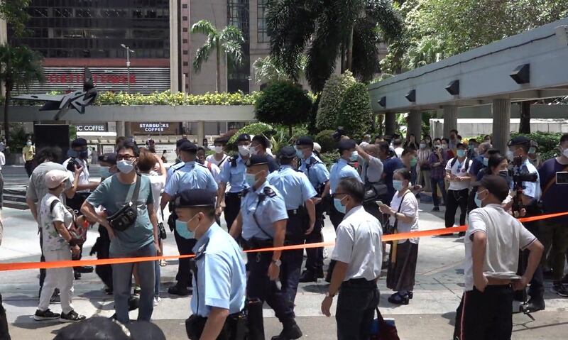 大批警員在場維持秩序，警告市民違反限聚令。（張展豪攝） 