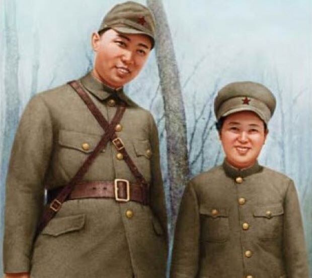 일제강점기 때 빨치산 군복차림의 북한 김일성 부부