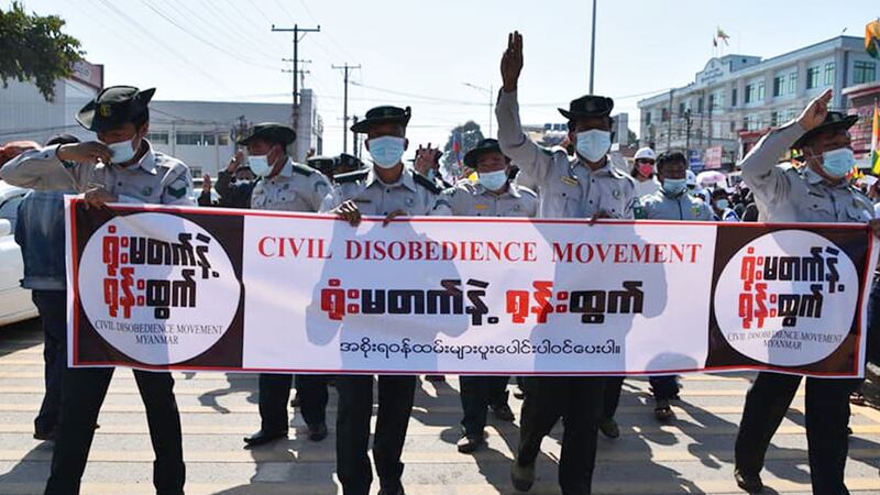 စစ်အာဏာဖီဆန်ရေး CDM လူထုလှုပ်ရှားမှုတွင် အစိုးရဝန်ထမ်းများ ပါဝင်ဆန္ဒပြနေကြသည်ကို ၂၀၂၁ ခုနှစ်၊ ဖေဖော်ဝါရီလအတွင်းက တွေ့ရစဉ်။ (Photo: RFA)