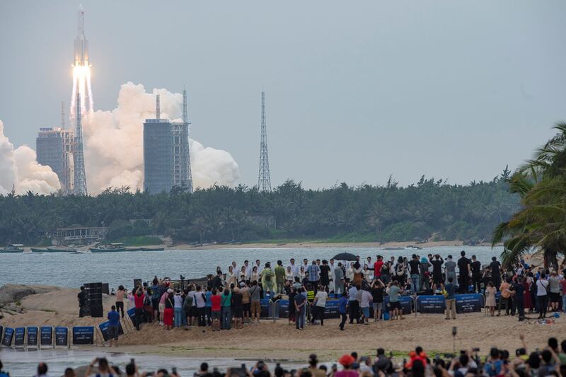 2021年4月29日，沙滩上的人们观看火箭升空。（路透社）