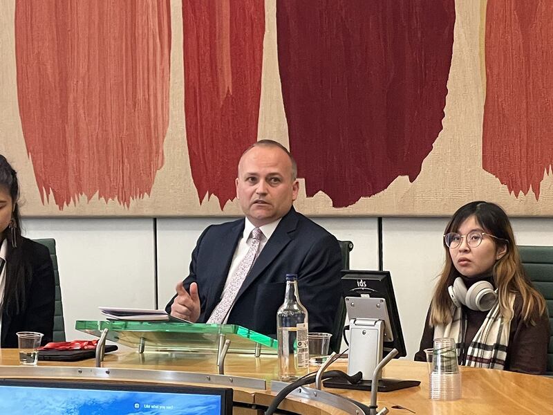 工党议员、下议院外交事务委员会成员科伊尔(Neil Coyle)和在英港人会面。 (文在山摄)