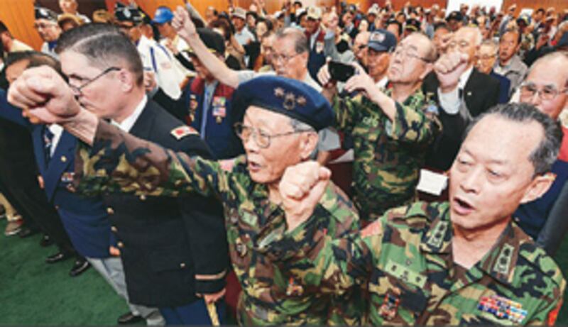 로스앤젤레스 한인회관에서 열린 6.25 발발 63주년 행사에서 참석자들이 안보구호를 외치고 있다. 