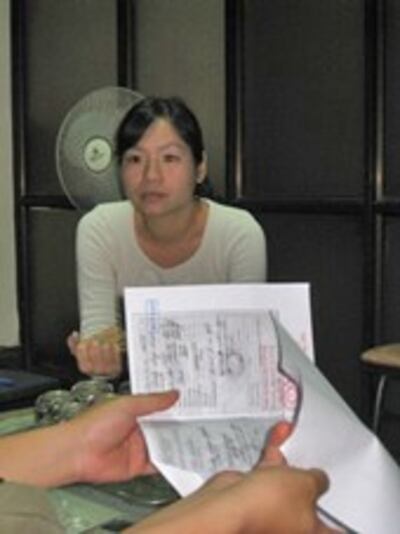 Đoàn người khiếu nại đến tòa báo Hà Nội Mới