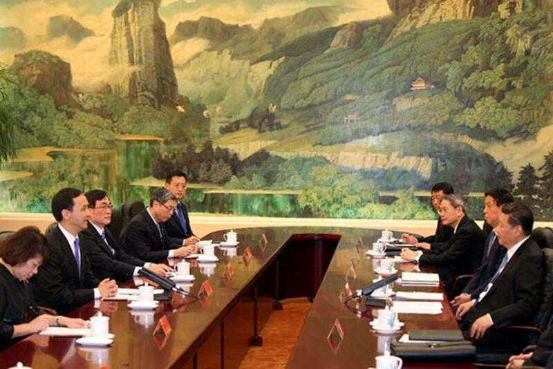 2015年5月4日，朱立倫與習近平在人民大會堂福建廳進行了第一次對談。 (照片由大會提供) 