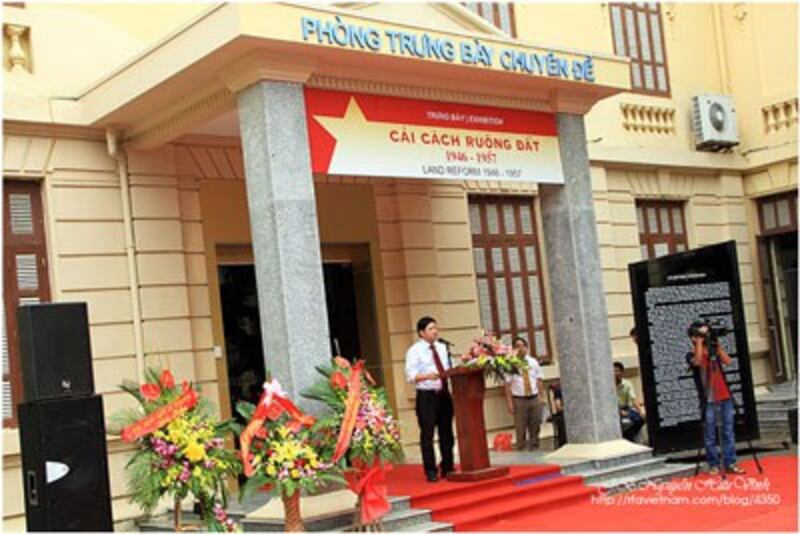 Lễ khai mạc phòng "Trưng bày chuyên đề về Cải cách ruộng đất 1946-1957" tại 25 Tôn Đản, Hà Nội. Photo by J.B Nguyễn Hữu Vinh.