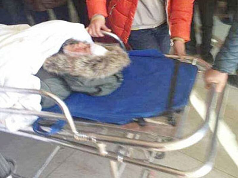 遊行期間，學生遭武警阻止，部分學生被打傷，送院救治。（照片由維權人士提供）