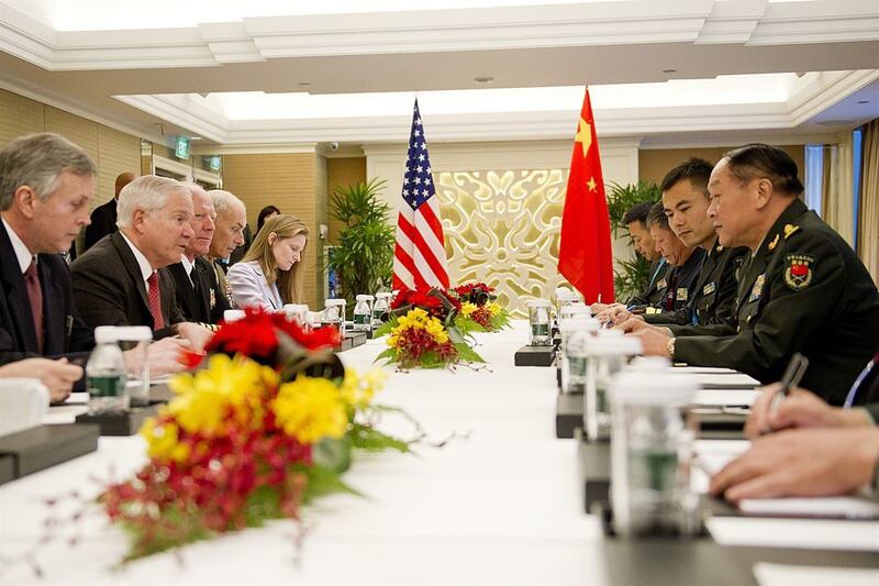 2011年6月美国国防部长盖兹(Robert Gates/图左)与中国防长梁光烈(图右)在新加坡香格里拉对话举行会谈。这是迄今两国防长在香格里拉对话仅有的一次。(US Dept. of Defense)