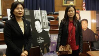 图片：异议人士郭泉妻子李晶（右）与高智晟妻子耿和出席“美国国会行政当局中国委员会”举办的听证会。（记者何平摄）