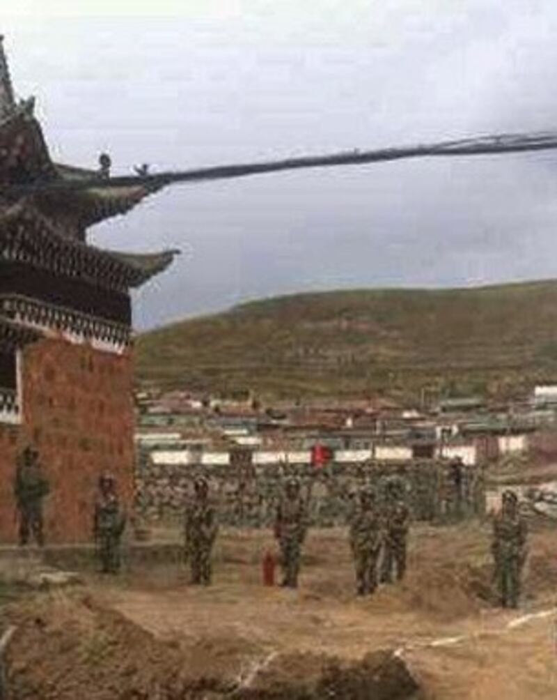 图片: 10月13日自焚事件发生后,军警封锁合作寺。 (境内受访人早前提供/记者丹珍)