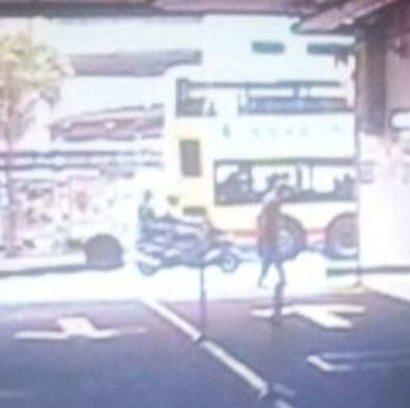 香港警方發布有關劉進圖遇襲的閉路電視截圖，表示正追緝兩名騎電單車的懷疑涉案人士，呼籲目擊者可致電（852）255 4063，盡快與警方聯絡。