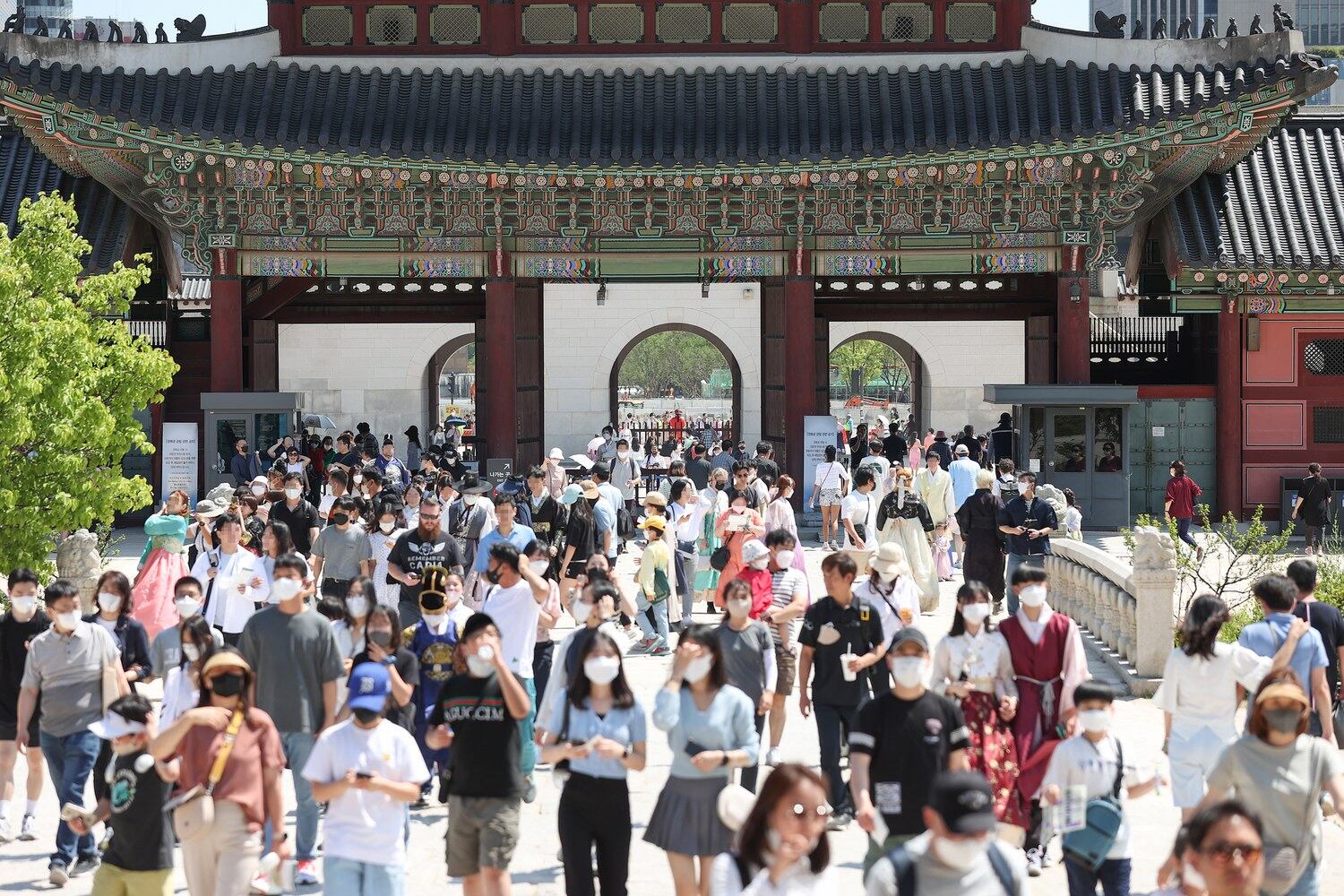 제8회 전국동시지방선거일인 지난 1일 오후 서울 경복궁을 찾은 시민들이 휴일을 즐기고 있다.