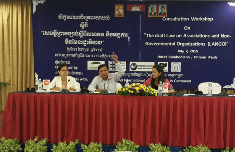 មន្ត្រី​អង្គការ​សង្គម​ស៊ីវិល ចូលរួម​សិក្ខាសាលា​ពិគ្រោះ​យោបល់​សេចក្ដី​ព្រាង​ច្បាប់​អង្គការ​សមាគម នា​សណ្ឋាគារ​កាំបូឌីយ៉ាណា នៅ​ថ្ងៃ​ទី​៧ ខែ​កក្កដា ឆ្នាំ​២០១៥។ 