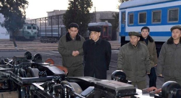 지난 2019년 박봉주 북한 국무위원회 부위원장이 김종태전기기관차연합기업소를 현지방문한 모습.