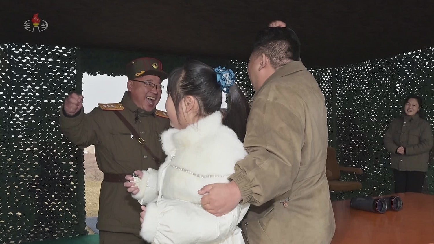 북한이 지난 18일 김정은 국무위원장의 지도 아래 신형의 대륙간탄도미사일 화성-17형을 시험 발사했다고 조선중앙TV가 지난 20일 보도했다. 사진은 조선중앙TV가 이날 추가로 공개한 김정은 국무위원장이 왼팔로 딸을 품에 안은 채 환호하는 모습. 뒷쪽에는 부인 리설주 여사가 함께 기뻐하고 있다.