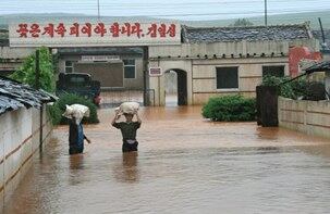 2007년 북한의 홍수 모습. 당시 유엔식량기구는 21만5천명의 수재민에 대한 구호사업을 펼쳤다.