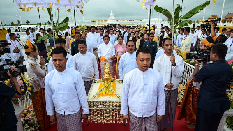 နေပြည်တော်တွင် တည်ထားသော မာရဝိဇယ ရုပ်ပွားတော်ကြီး အနေကဇာတင်ပွဲမှာ တက်ရောက်လာသည့် စစ်ကောင်စီခေါင်းဆောင် ဗိုလ်ချုပ်မှူးကြီး မင်းအောင်လှိုင်အား ၂ဝ၂၃ ခုနှစ် ဩဂုတ်လ ၁ ရက်နေ့က တွေ့မြင်ရစဉ်။ ( Photo : Myanmar Military)