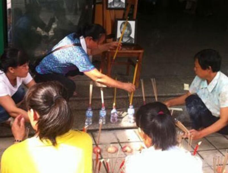 死者馬倚琪數十名家屬和親友其後圍堵醫院門口,擺祭品拉橫額抗議,促醫院交代事件。(馬倚琪家屬提供)