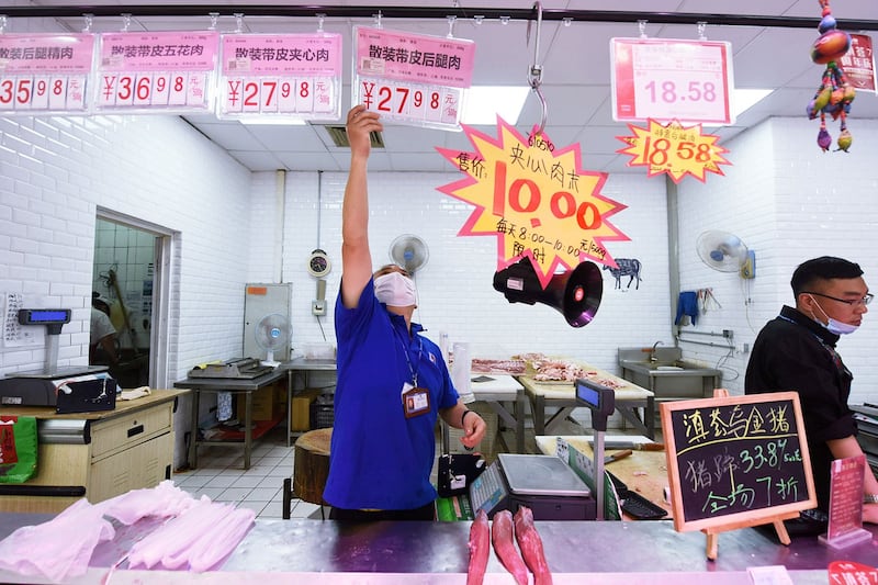 中国食品价格按年升10.6%,涨幅回落4.2个百分点。图为,2020年5月12日,杭州市一家超市的猪肉柜台上标价。(路透社)