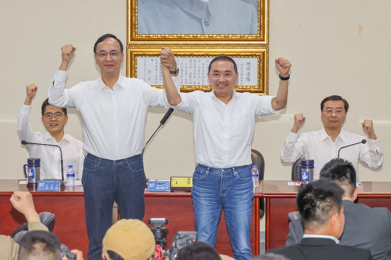 國民黨主席朱立倫（圖左）表示，為了兩岸的和平，國民黨一定要重返執政。（國民黨提供）